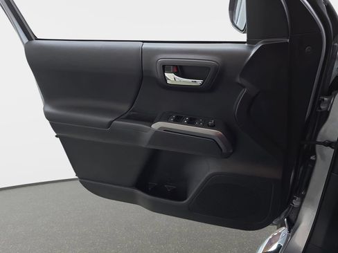Used 2020 Toyota Tacoma 2WD Double Cab image 28