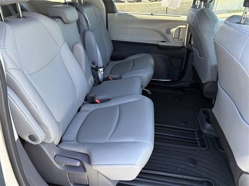 Used 2021 Toyota Sienna XLE image 15