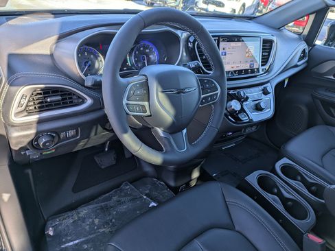 Used 2025 Chrysler Pacifica Select image 12