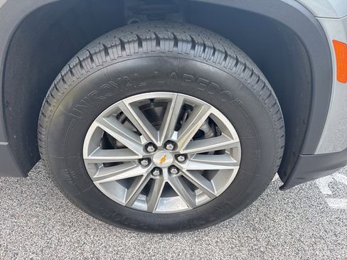 Used 2023 Chevrolet Traverse LT w/ Rear Camera Mirror Package image 17