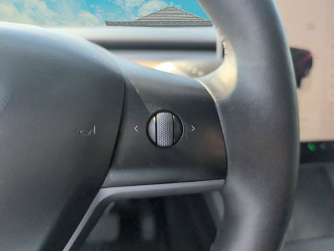 Used 2023 Tesla Model Y AWD image 10