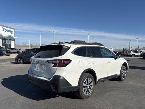 Used 2022 Subaru Outback Premium image 3