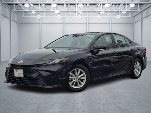 Used 2025 Toyota Camry LE image 1