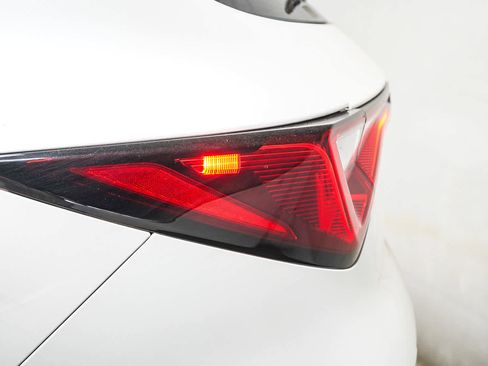 Used 2025 Acura MDX SH-AWD w/ Technology Package image 9