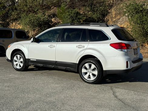 Used 2011 Subaru Outback 2.5i Limited AWD/4WD image 3