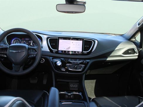 Used 2025 Chrysler Pacifica Limited image 20
