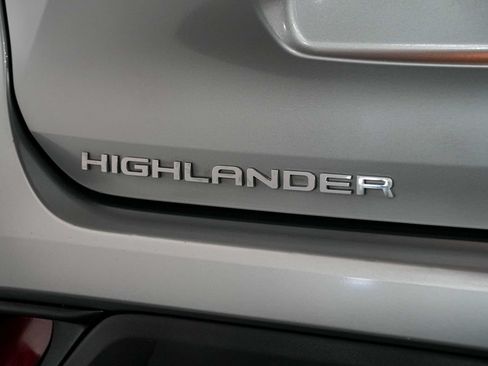 Used 2020 Toyota Highlander XLE AWD/4WD image 11