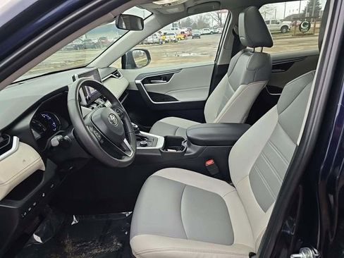 Used 2023 Toyota RAV4 XLE Premium image 5