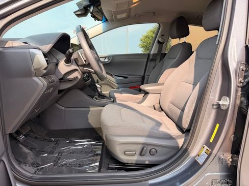 Used 2020 Hyundai Ioniq SE FWD image 2
