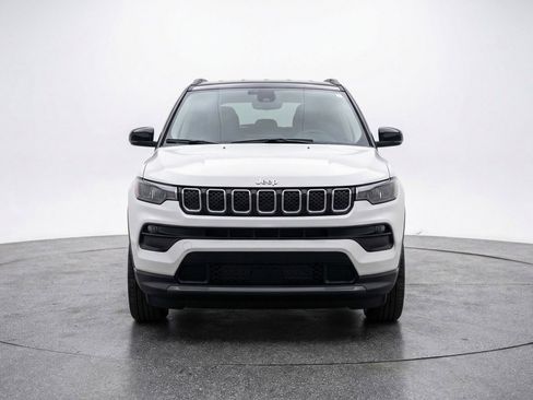 Used 2025 Jeep Compass Latitude image 2
