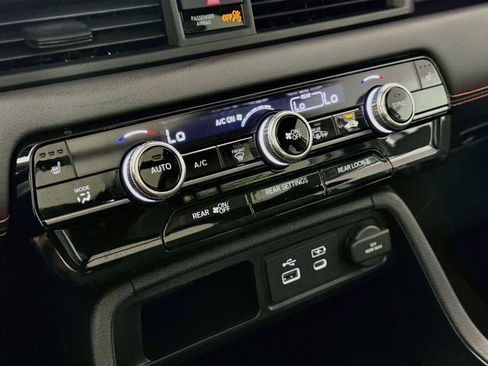 Used 2025 Honda Pilot TrailSport image 26