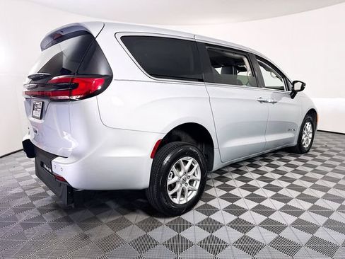 Used 2024 Chrysler Pacifica Touring-L FWD image 23