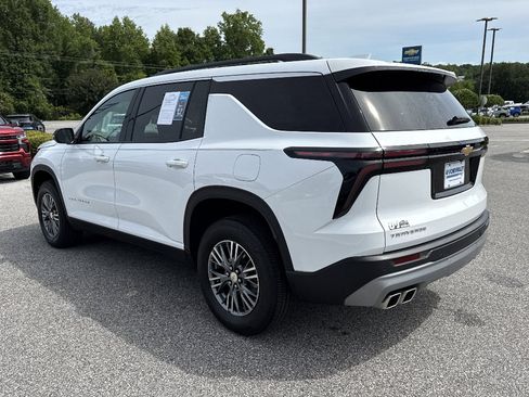 Used 2025 Chevrolet Traverse LT FWD image 5