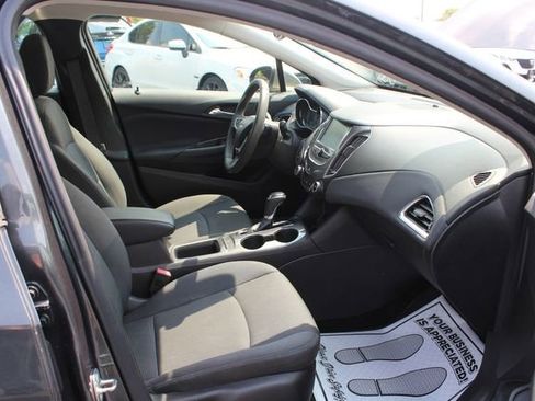 Used 2018 Chevrolet Cruze LT w/ Convenience Package image 21