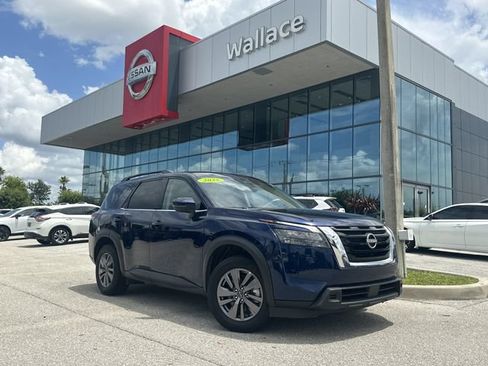 Used 2025 Nissan Pathfinder SV FWD image 1