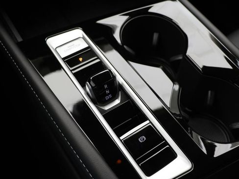 Used 2025 Volkswagen Atlas SE image 27