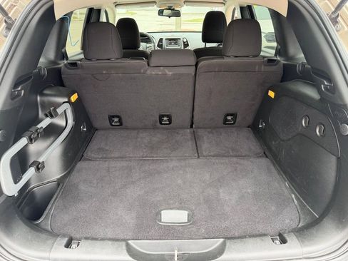 Used 2017 Jeep Cherokee Latitude w/ Trailer Tow Group AWD/4WD image 7