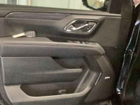 Used 2024 GMC Yukon XL SLT w/ SLT Luxury Package image 14