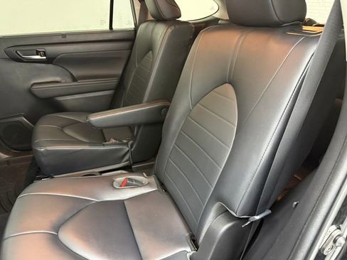 Used 2023 Toyota Highlander XLE FWD image 34