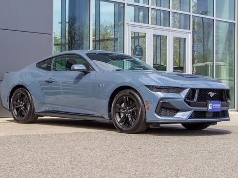 Used 2025 Ford Mustang GT RWD image 3