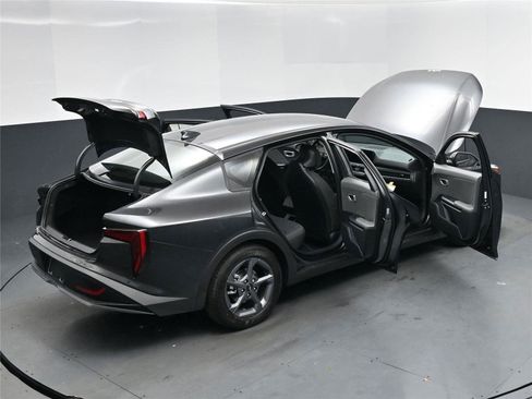 New 2025 Kia K4 LXS image 18