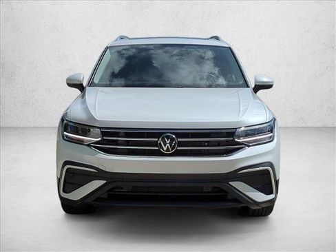 Used 2023 Volkswagen Tiguan SE w/ Panoramic Sunroof Package FWD image 2