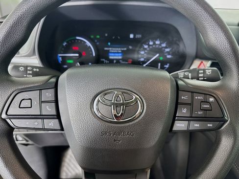 Used 2025 Toyota Sienna LE AWD/4WD image 16