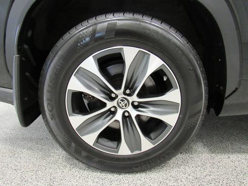 Used 2022 Toyota Highlander XLE AWD/4WD image 14
