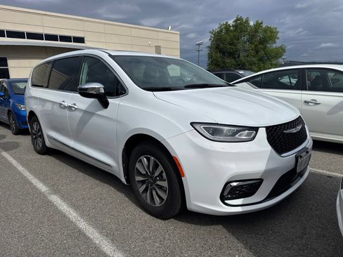 Used 2023 Chrysler Pacifica Limited FWD image 3