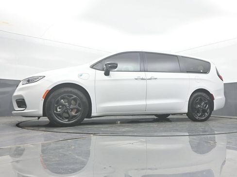 Used 2024 Chrysler Pacifica Limited FWD image 47