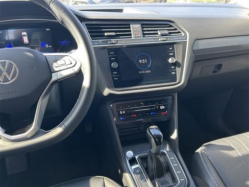 Used 2022 Volkswagen Tiguan SE image 17