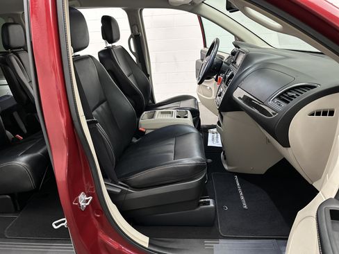 Used 2016 Chrysler Town & Country Touring FWD image 20