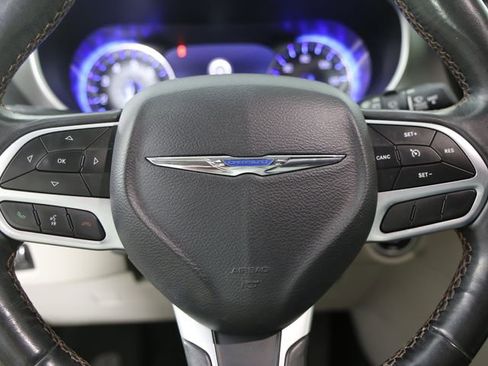 Used 2020 Chrysler Pacifica Touring-L Plus image 4