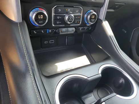 Used 2024 GMC Yukon SLT w/ SLT Luxury Package RWD image 23