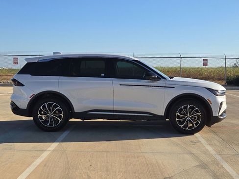 Used 2024 Lincoln Nautilus Premier image 2