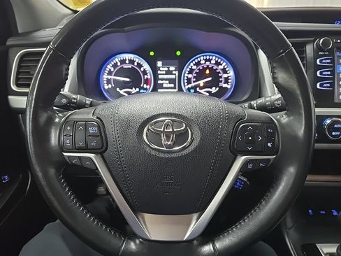 Used 2019 Toyota Highlander XLE AWD/4WD image 19