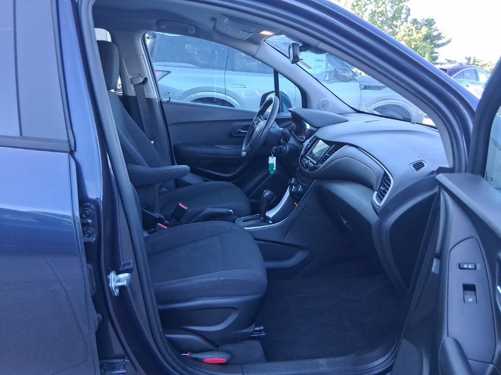 Used 2019 Chevrolet Trax LS w/ Tint and Cruise Package AWD/4WD image 32