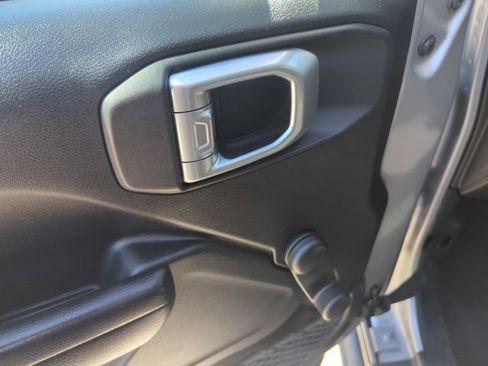 Used 2018 Jeep Wrangler Sport image 11