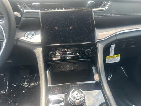 New 2025 Jeep Grand Cherokee Limited w/ Black Appearance Package image 11