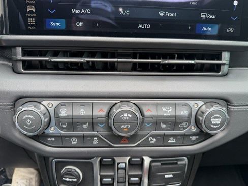 Used 2026 Jeep Wrangler Unlimited Sahara AWD/4WD image 20