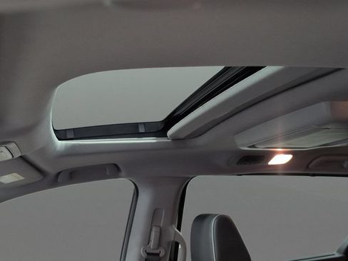 Used 2024 Honda Odyssey Elite image 18