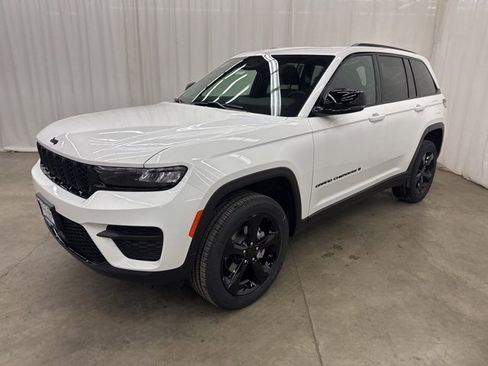 New 2025 Jeep Grand Cherokee Altitude image 3