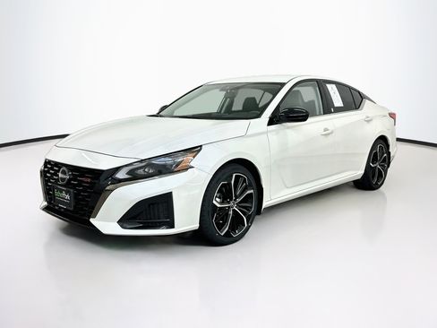 Used 2023 Nissan Altima 2.5 SR FWD image 3