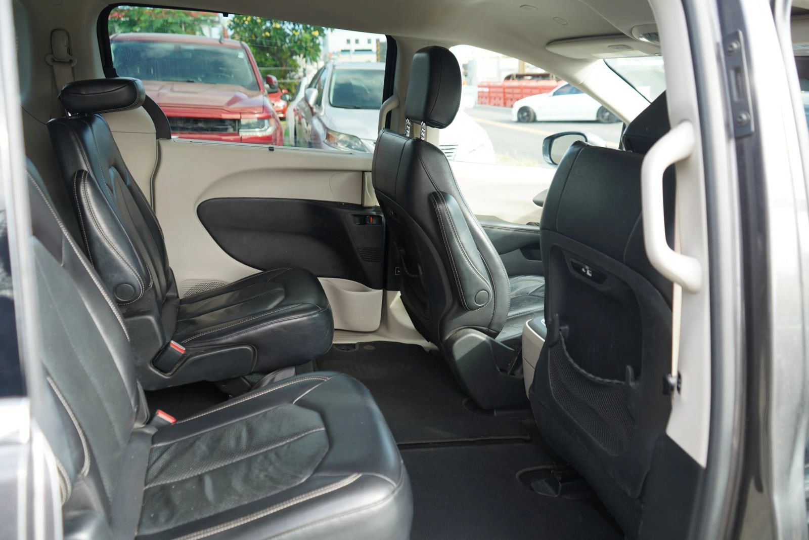 Used 2022 Chrysler Pacifica Touring-L FWD image 16