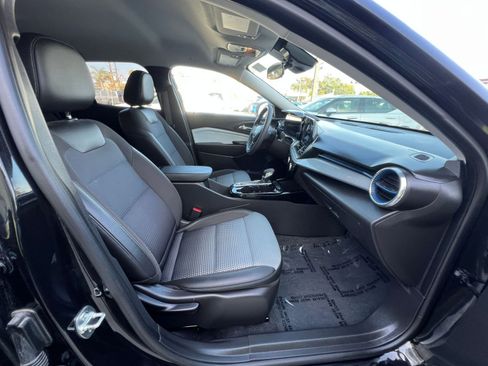 Used 2025 Chevrolet Trax LT FWD image 41