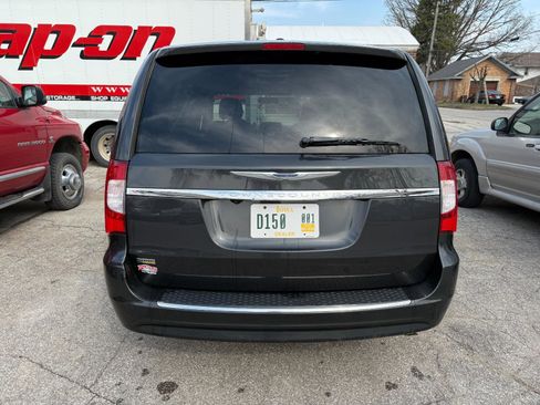 Used 2012 Chrysler Town & Country Touring image 4