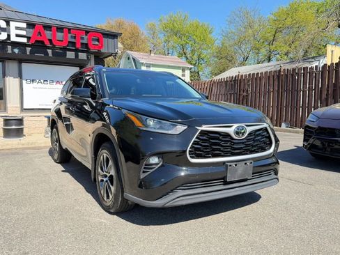 Used 2021 Toyota Highlander XLE AWD/4WD image 4