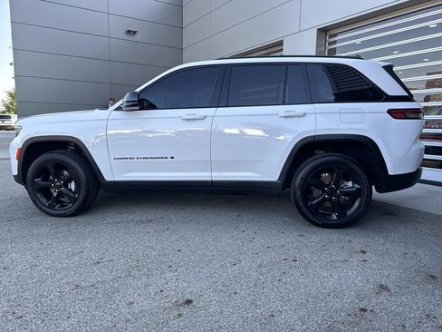 Used 2024 Jeep Grand Cherokee Altitude AWD/4WD image 4