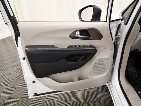 Used 2022 Chrysler Voyager LX FWD image 13