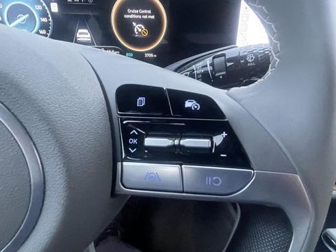 Used 2025 Hyundai Elantra SEL image 17